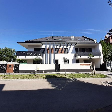 Judona Apartment ไฮจ์ดุสโซบอสโล ภายนอก รูปภาพ
